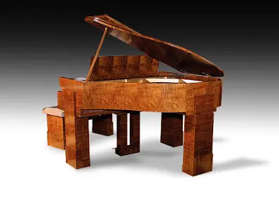 Ένα Art Deco Grand Piano της εταιρείας Challen από ξύλο καρυδιάς